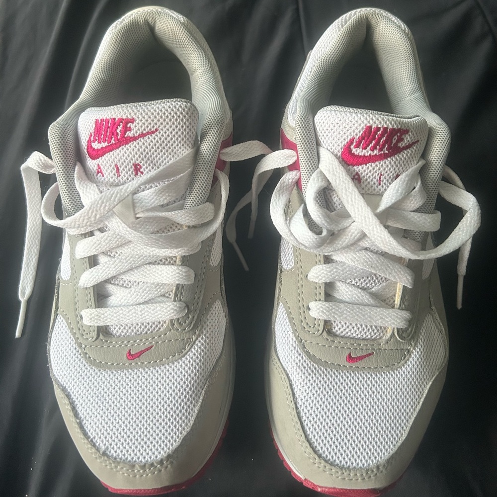 Women Nike sneakers!! Worn a few times just grew out of it